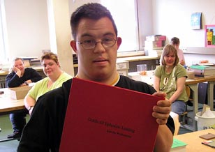 Die Grafik zeigt einen Beschäftigten, welcher seine Arbeit präsentiert. Die Grafik zeigt einen Beschäftigten, welcher seine Arbeit präsentiert.